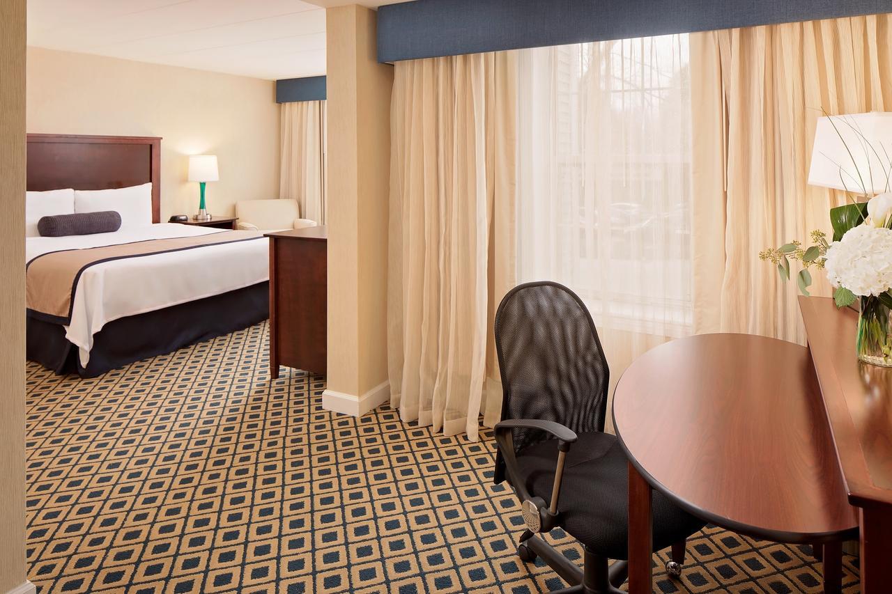 Westford Regency Inn & Conference Center Екстер'єр фото